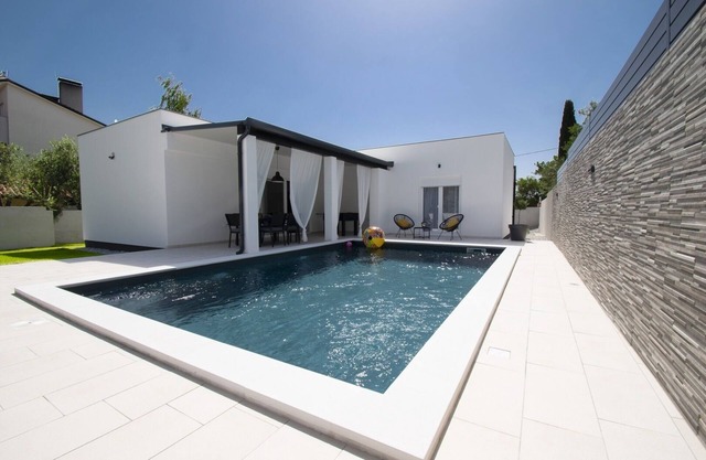 Brand new top villa * heated pool, barbecue, only 2 km from the sea