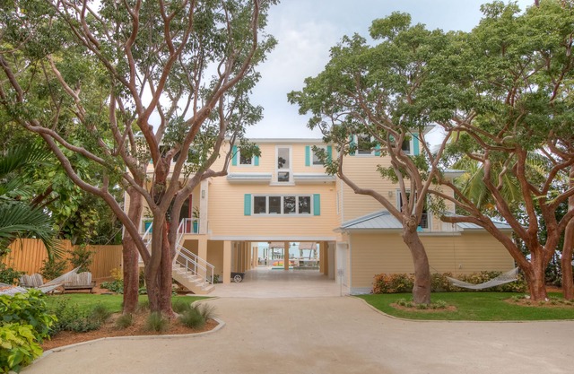 Brand New Unique Deep Water Gulf Front Estate. Beach, Pool, Hot tub and docks