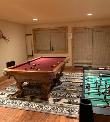 Brand New Upscale Home, Hot Tub, Foosball