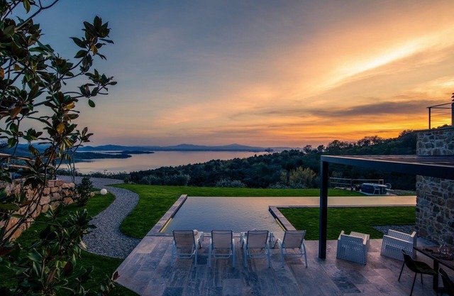 Brand new villa! Infinity heated pool with whirlpool massage and stunning view