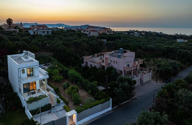 Brand new villa ☆ Private pool ☆ 5 min from famous beaches ☆ Kid's playroom !