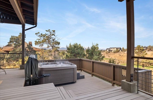 Brasada Ranch Cabin: Hot Tub with Mountain & Golf Views, 2 King Suites