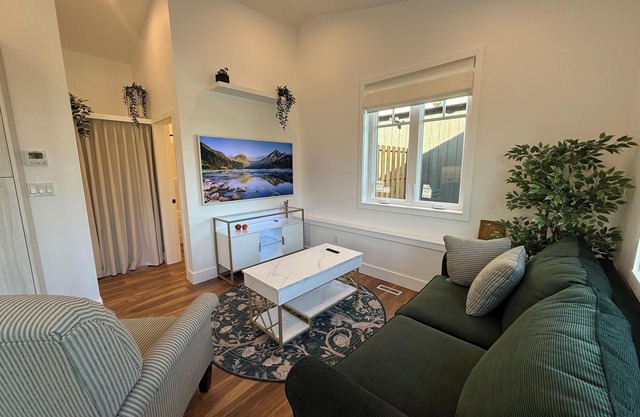 Brass Apple Cottage | Stylish, New, A/C & Wi-Fi