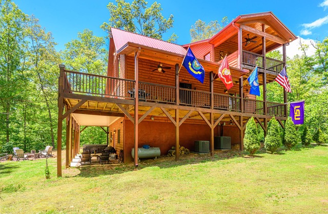 Brasstown Rustic Retreat w/Hot Tub & Fire Pit