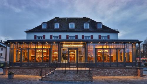 Brauerei Gasthaus Lohhof im Münchner Norden, direkt an der S1, nähe vom Flughafen, Zentrum, A92, Allianz Arena, Ruderregatta und Schießanlage G- Hochbrück entfernt, Internationale Küche