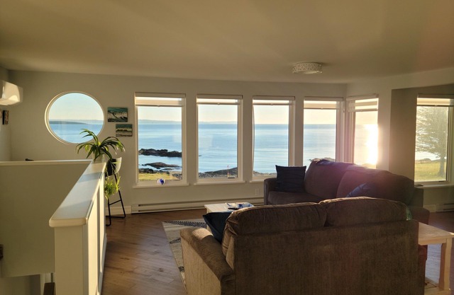 Breakwater.Oceanfront Executive Home w/hot tub overlooking Bay of Fundy