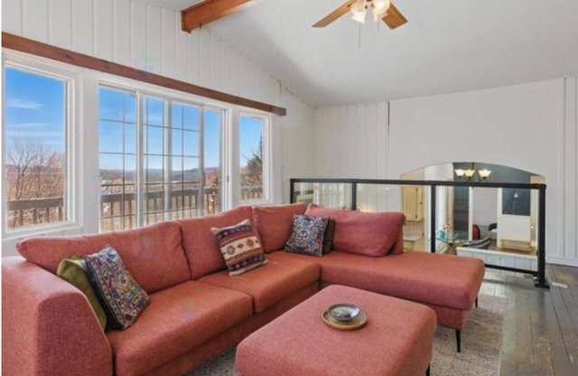 BREATHTAKING! Serene cottage by lakes, ski slopes and spas 1 hr from Montreal