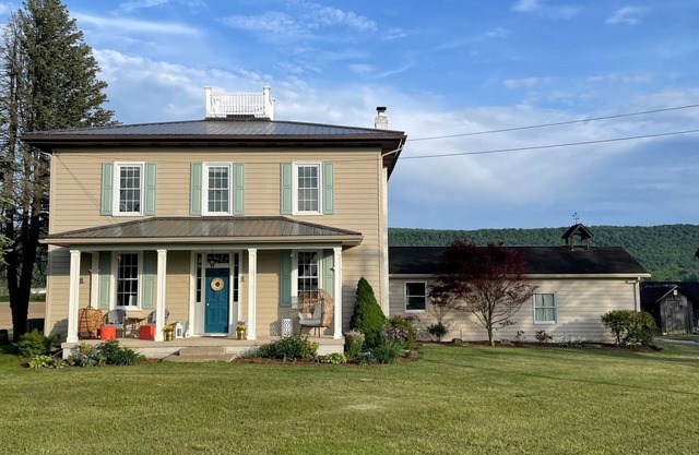 Breathtaking country home minutes to town-Great PSU football weekend house!