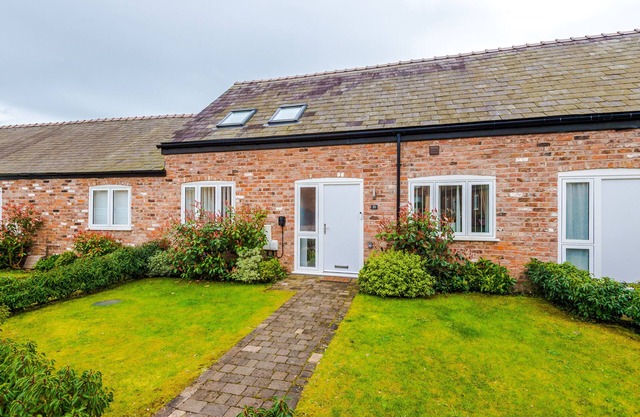 Breathtaking 2 bed property with parking close to Chester Racecourse!