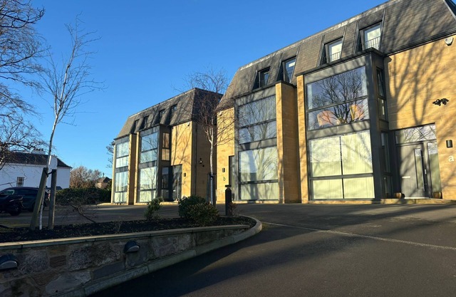 Breathtaking 4 bedroom townhouse In central Murrayfield location, free parking