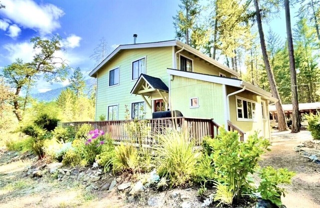 Breathtaking Applegate River Home Retreat ~ On-site Gym, Game Room, and Sauna