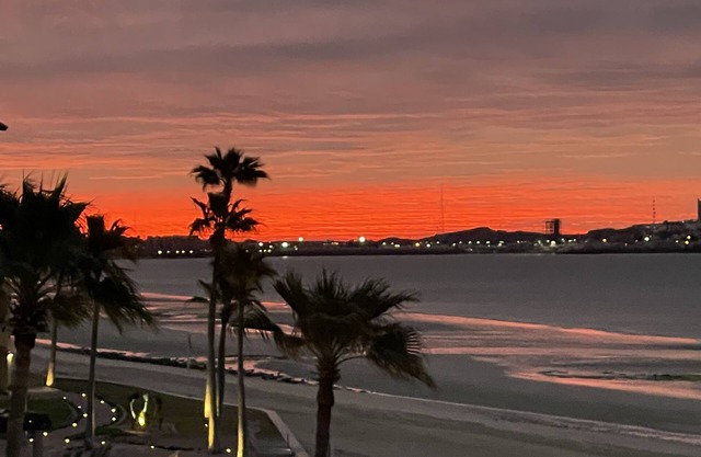Breathtaking, Beachfront, 2bed 2bath remodeled Princesa de Penasco condo.