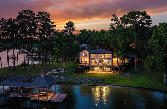 Breathtaking Lake Front Home, Perfect for events and families!
