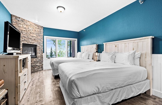 Breathtaking Lake Views | Studio, 2 Queen | Pools