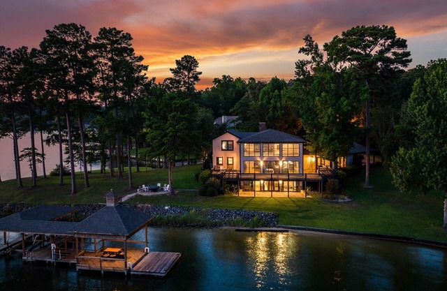Breathtaking Lakefront Oasis: Arcade, Beach with Private Dock, Families/Events