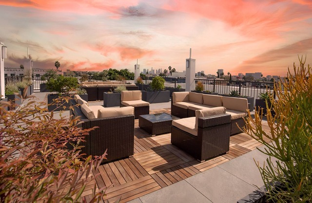 Breathtaking Lux Apt in Larchmont w/ Rooftop Views