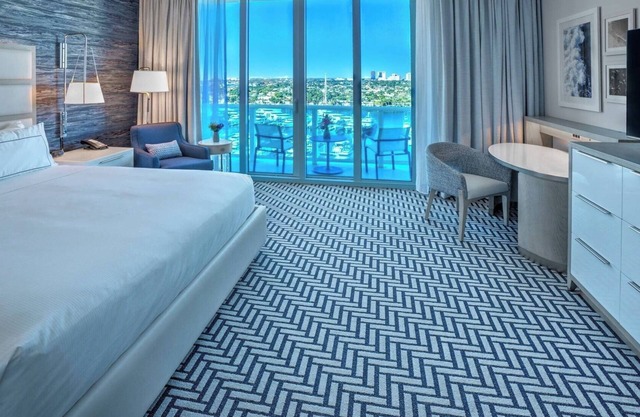 Breathtaking Marina Views, Pool, Balcony, Near Museum of Discovery Fun