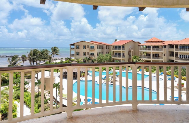 Breathtaking Oceanview Escape: 3rd Floor Condo, Expansive Balcony & Resort Perks