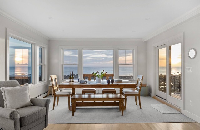 Breathtaking Ocean front at Seaside Waterfront Estate! Hot tub!