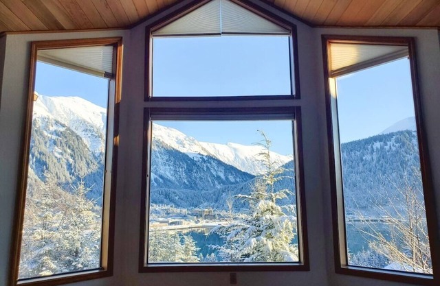 Breathtaking Ocean, Mountain & Juneau Views