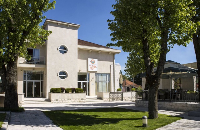 Breathtaking One-Bedroom Ap in Hotel Vukov Most