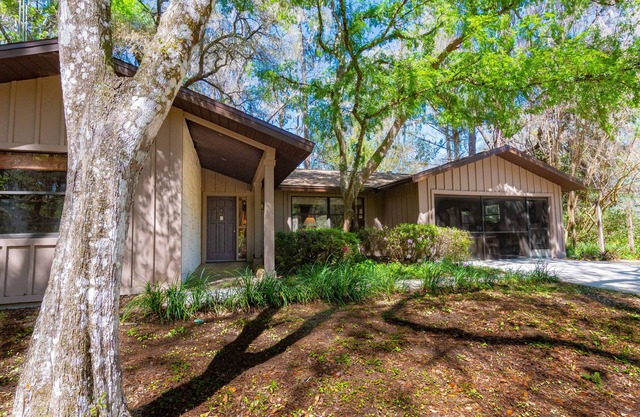 Breathtaking Rainbow River single family home