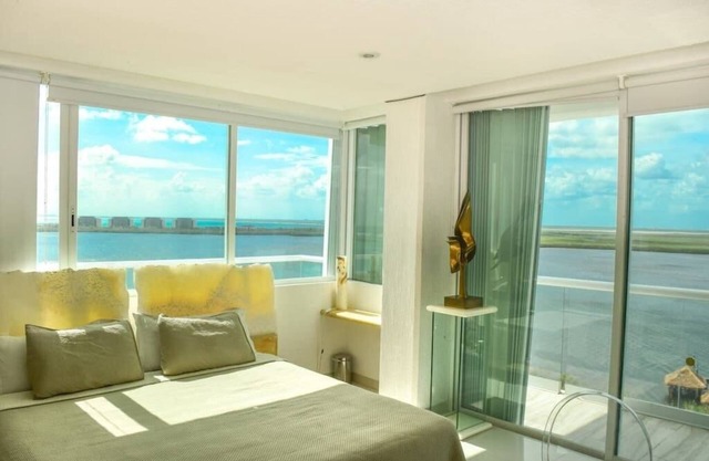 breathtaking studio, w/ocean and lagoon views, amazing wrap around balcony,.