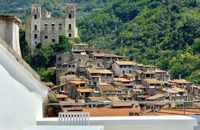 Breathtaking views of the Castle and Roman Bridge, 4BEDS, 4BATHS, AC, FREE WIFI