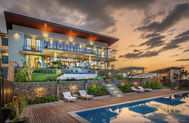 Breathtakingly Beautiful and offers a panoramic view!