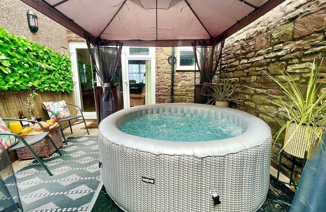 *Brecon Beacons,Log Burner, hot tub Dogs Welcome*