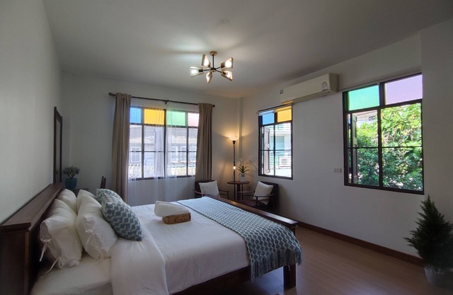 Breeze Through · Peaceful 2 Store 2BR Wooden House in The Charming Wat Kaet