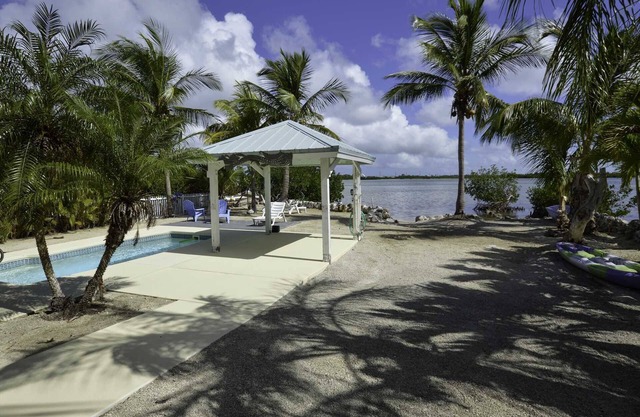 Breezeswept Beach, Waterfront with heated pool