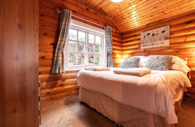 Brenin 3 Bedroom rural wood Lodge