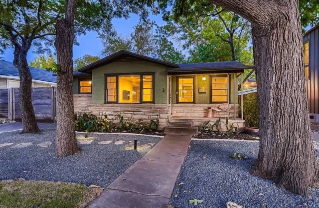 Brentwood Bungalow. Walk & Bike Everything Austin!