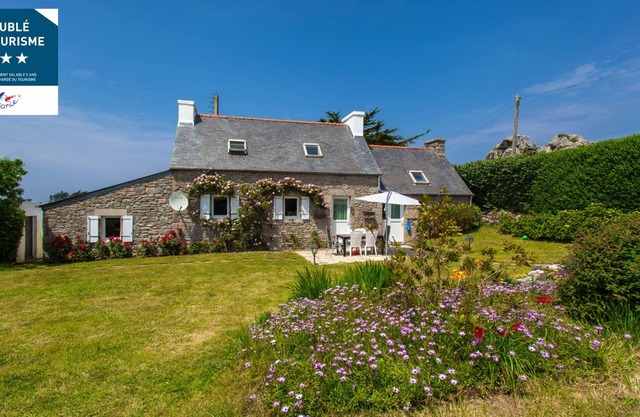 Breton stone house, in a quiet location and the beach