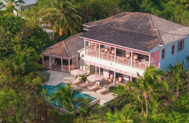 Brett's Home 3 bed/3 bath home & 1 bed/1 bath guest cottage & plunge pool