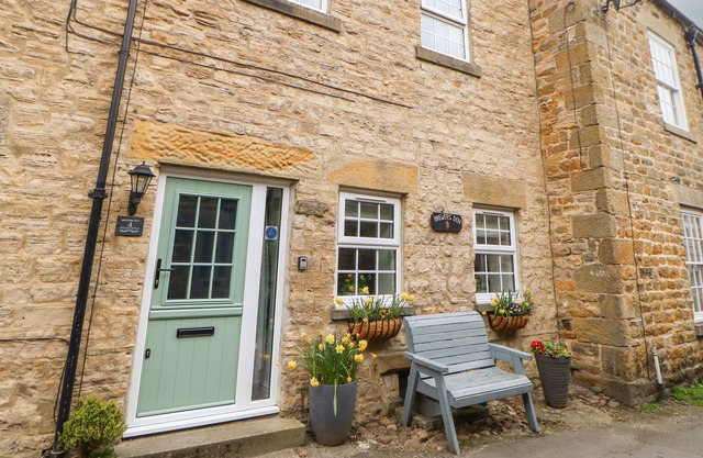 BREWERS DEN, pet friendly, character holiday cottage in Masham