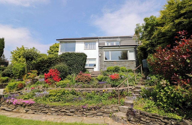 BRIARS LEA, pet friendly, with hot tub in Bowness-On-Windermere