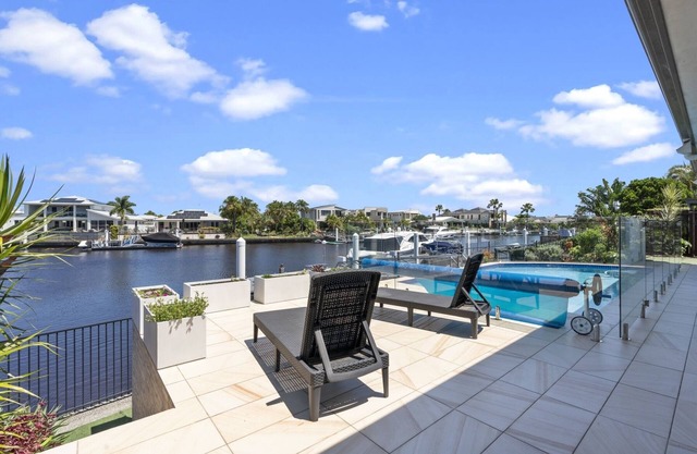 Bribie Bliss: Luxe Canal Living