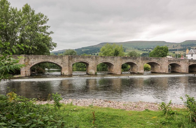 BRIDGE END COTTAGE, pet friendly, with open fire in Crickhowell