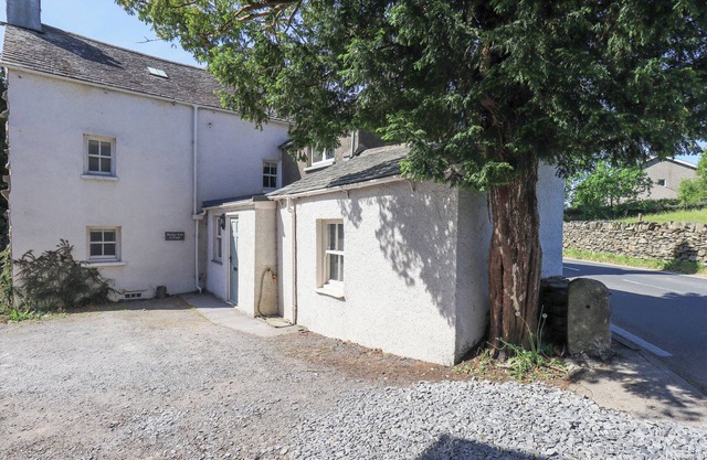 BRIDGE END COTTAGE, pet friendly, with open fire in Cartmel