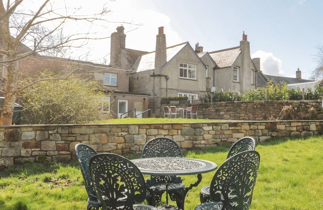 BRIDGE END COTTAGE, pet friendly, with a garden in Rothbury