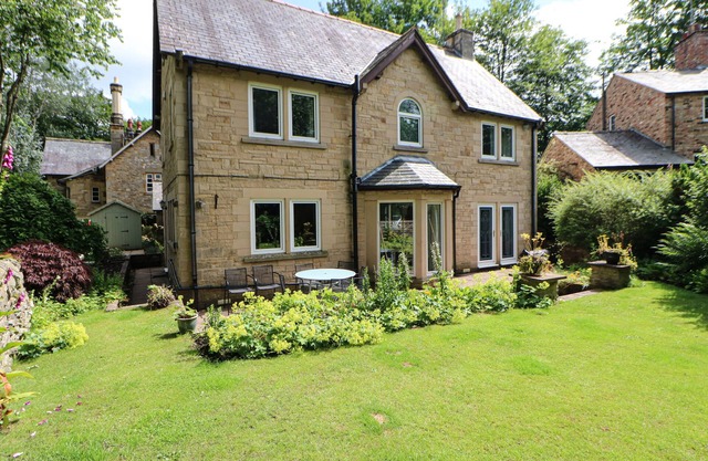 BRIDGEDOWN HOUSE, pet friendly, with a garden in Richmond