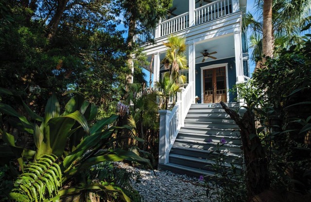 Bridges Cottage - Vintage in Heart of Cedar Key!