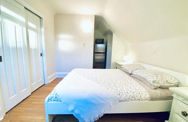 Bright 1 bed next to High Park!
