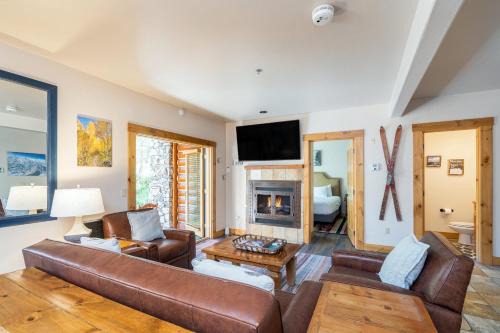 Bright 1BR Condo - Walk to Gondola!