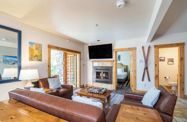 Bright 1BR Condo - Walk to Gondola!