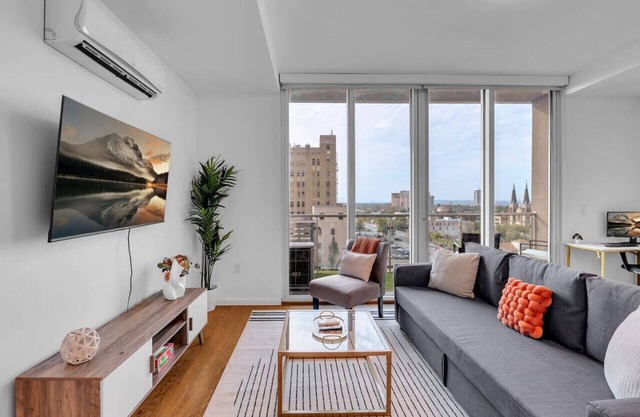 Bright 1BR Near BOKCenter-Gym,Lounge,Balcony,PetOK