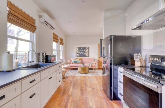 Bright 1BR Walk to Coffee, Food & Shopping
