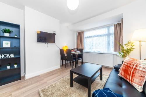Bright 2 BDR Apartment w Parking